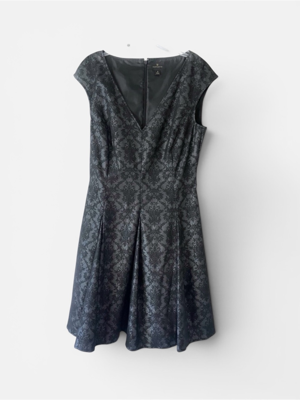👗Embroidered flare dress.